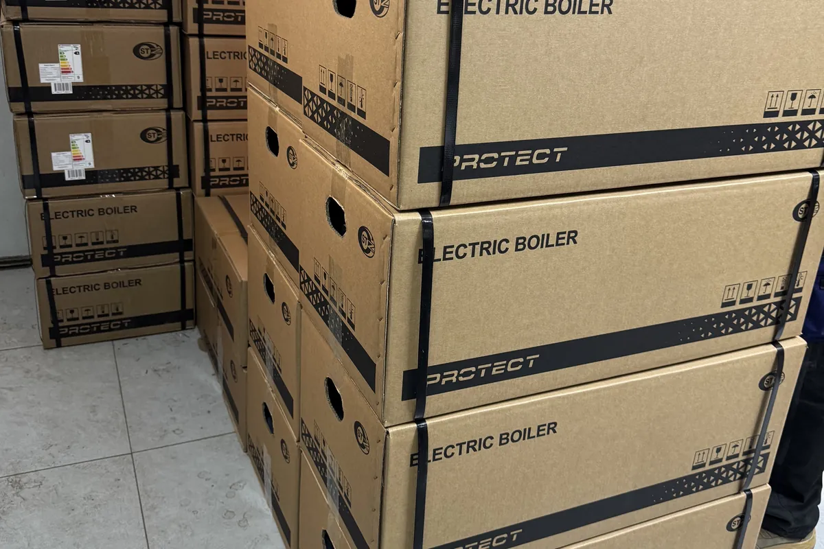 Коробки с готовыми электрокотлами PROTECT на складе производства HOTPRO ELECTRICAL